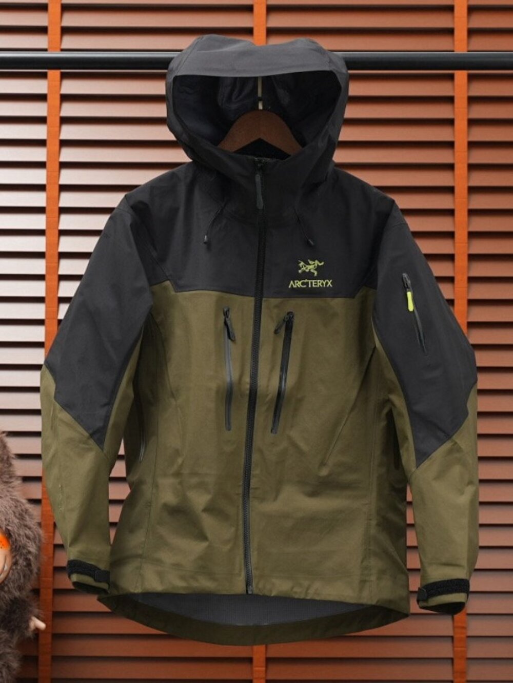 Arc'teryx Alpha SV Hardshell Hooded Jacket – Black/Olive Colorblock